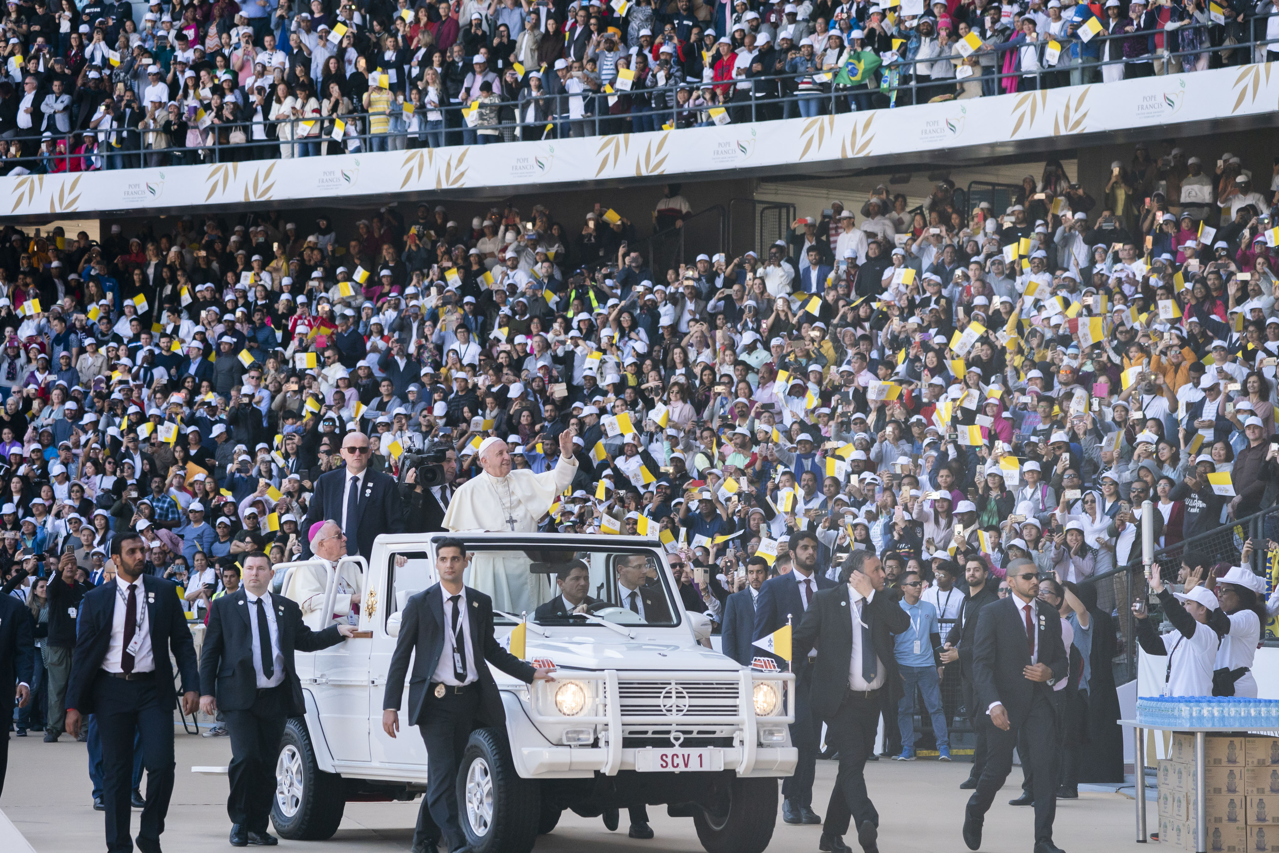 180000 catholics in uae attend pope francis mass 90 1 1